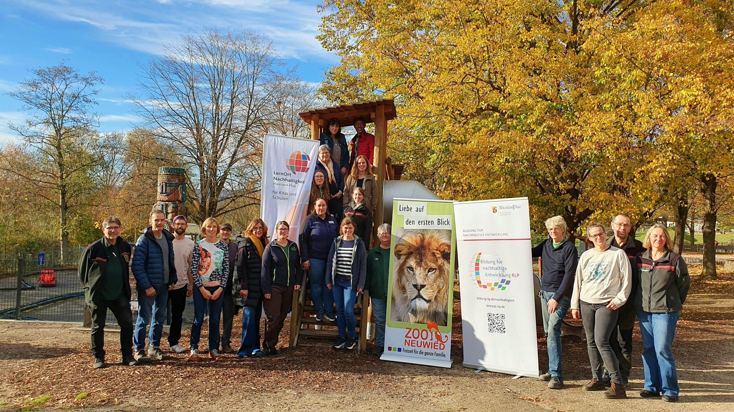 Gruppenfoto des Stationsleitungstreffens der LernOrte Nachhaltigkeit Rheinland-Pfalz in der Zooschule Neuwied
