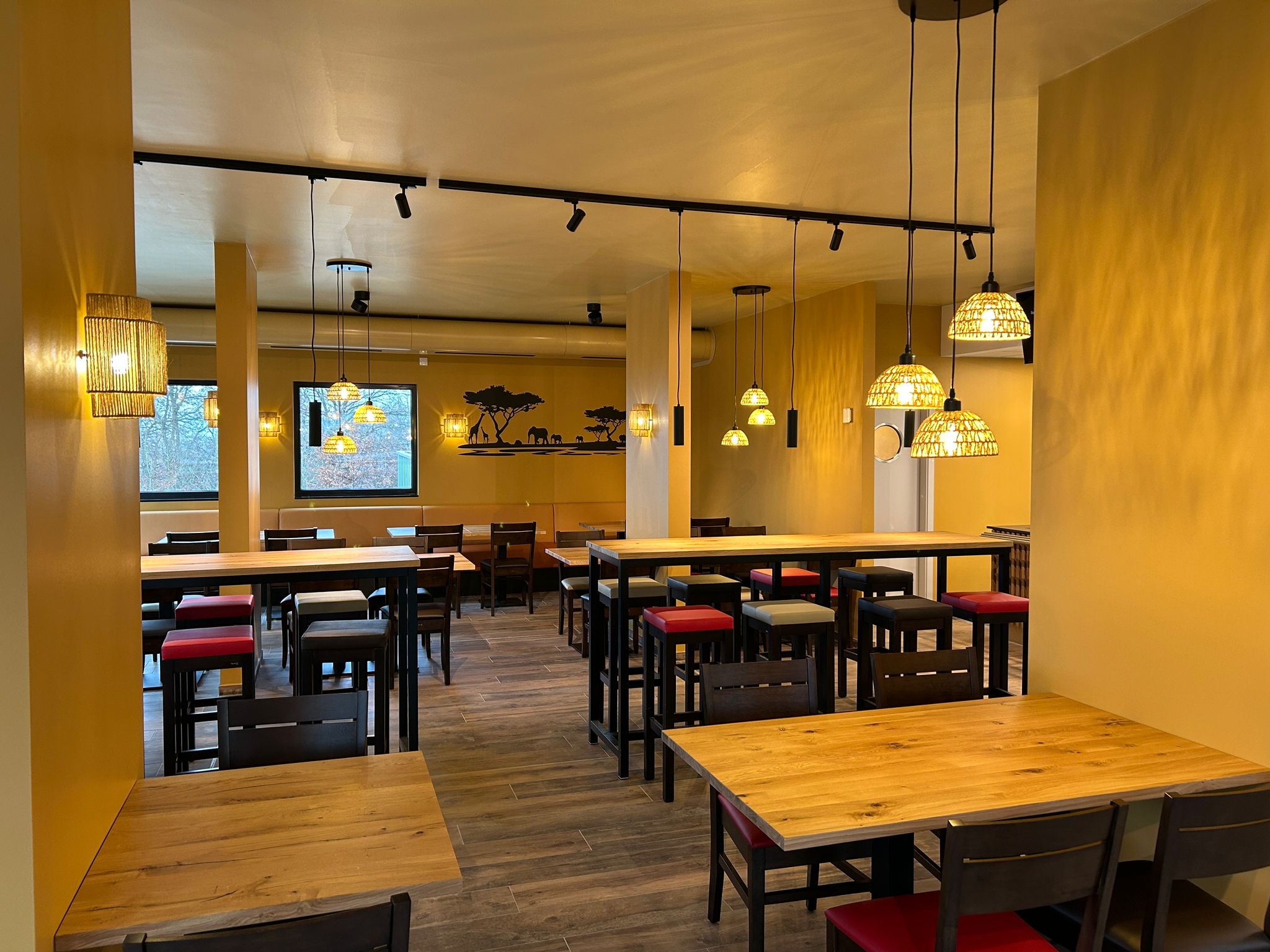 Blick ins Zoorestaurant Neuwied mit St&uuml;hlen und Tischen